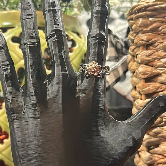 New Silver Tone Ring with Rose 🌹Giving Beauty Vibes Women’s Size 10 Ring - Picture 3 of 11